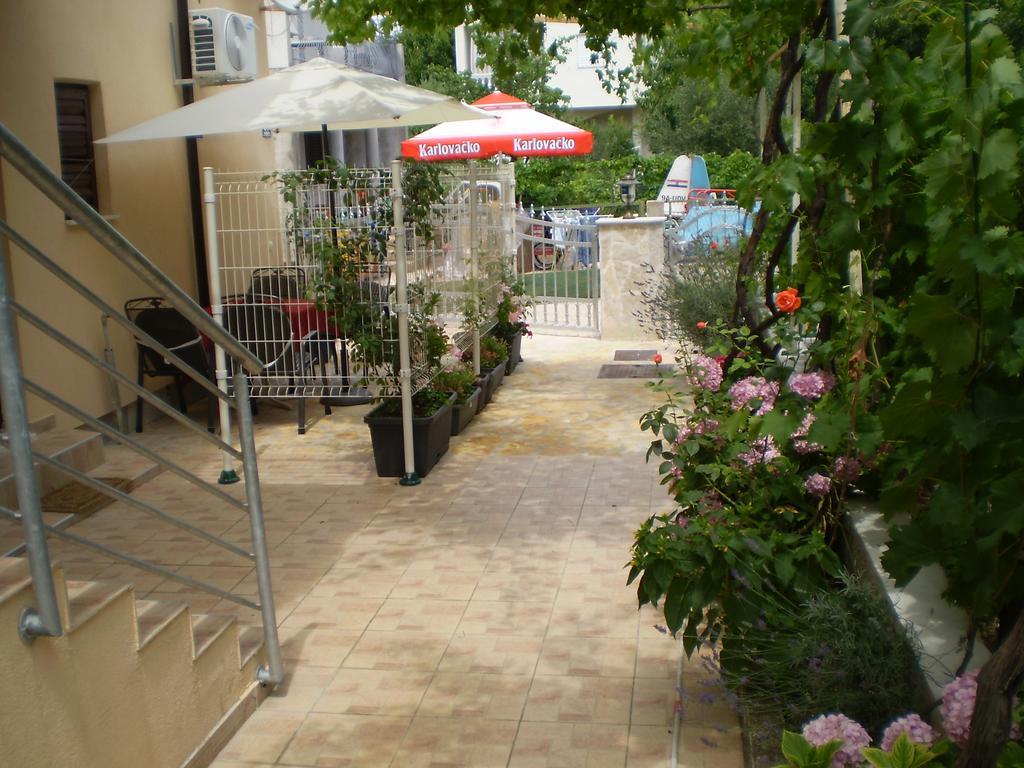 Apartments Tare, Free Parking Vodice Bagian luar foto